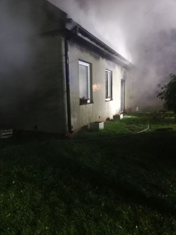 Pożar domu w Radoszycach. Sześć osób straciło dach nad głową! [zdjęcia]