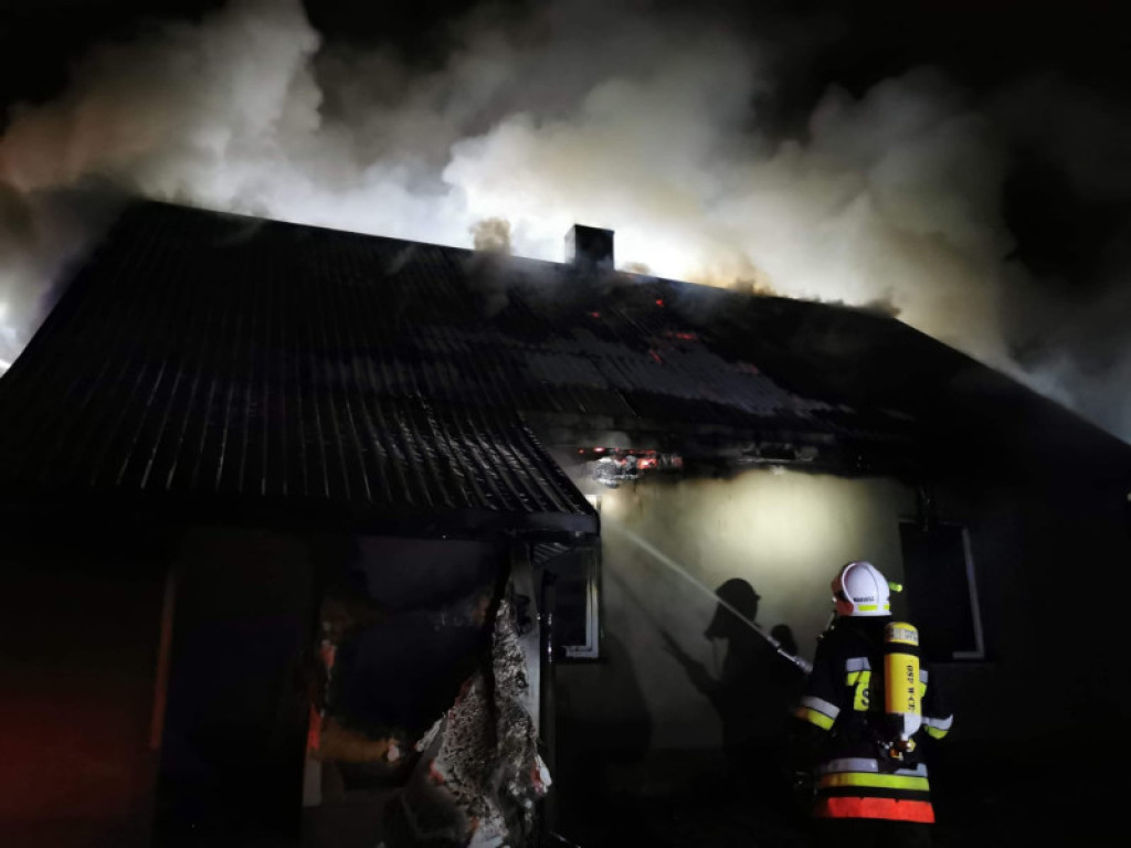 Pożar domu w Radoszycach. Sześć osób straciło dach nad głową! [zdjęcia]