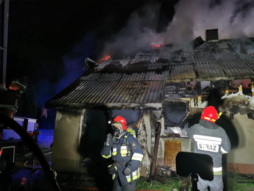 Pożar domu w Radoszycach. Sześć osób straciło dach nad głową! [zdjęcia]