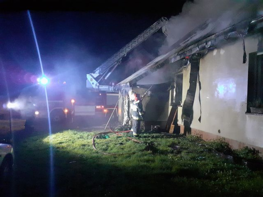 Pożar domu w Radoszycach. Sześć osób straciło dach nad głową! [zdjęcia]