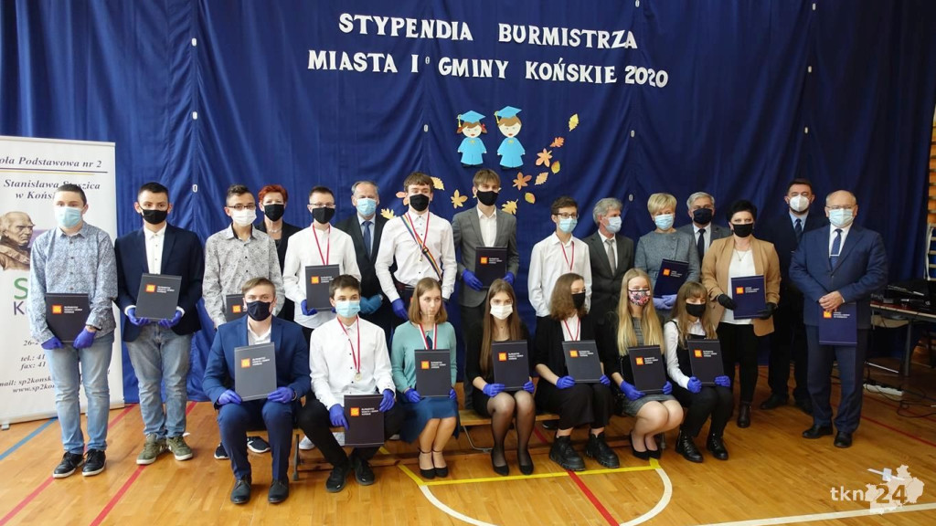 Szesnastu wspaniałych. Burmistrz przyznał stypendia [wideo, zdjęcia]