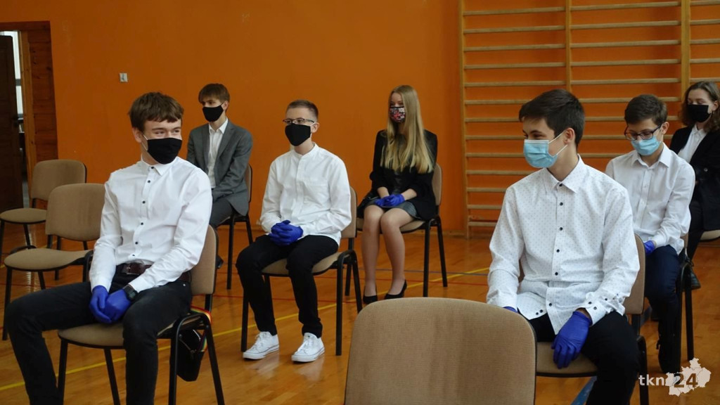 Szesnastu wspaniałych. Burmistrz przyznał stypendia [wideo, zdjęcia]