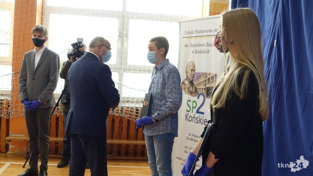 Szesnastu wspaniałych. Burmistrz przyznał stypendia [wideo, zdjęcia]
