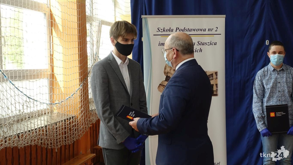 Szesnastu wspaniałych. Burmistrz przyznał stypendia [wideo, zdjęcia]