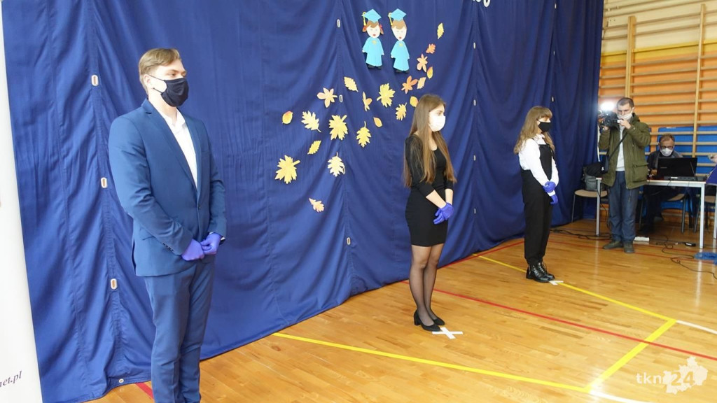Szesnastu wspaniałych. Burmistrz przyznał stypendia [wideo, zdjęcia]