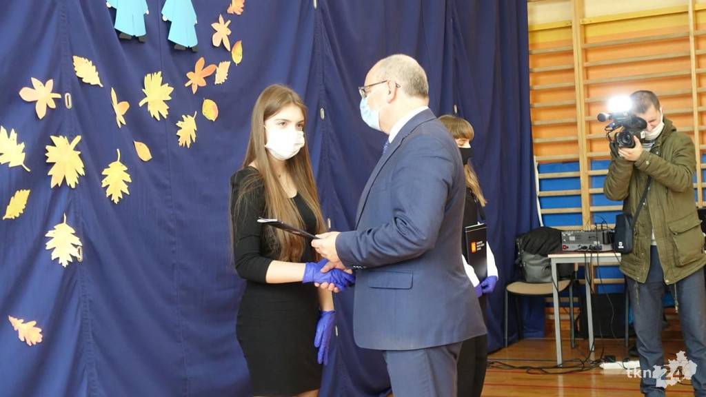 Szesnastu wspaniałych. Burmistrz przyznał stypendia [wideo, zdjęcia]