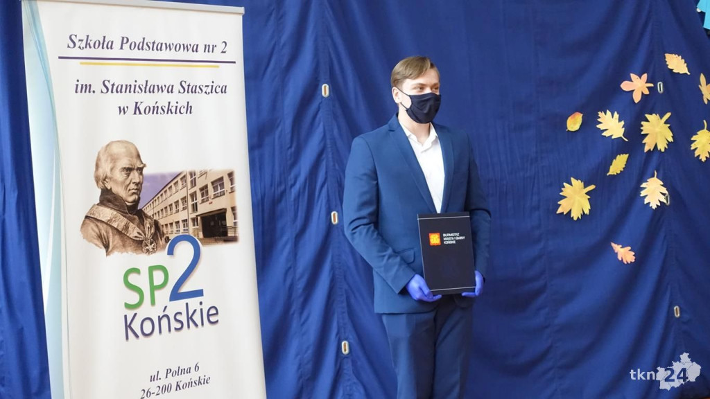 Szesnastu wspaniałych. Burmistrz przyznał stypendia [wideo, zdjęcia]