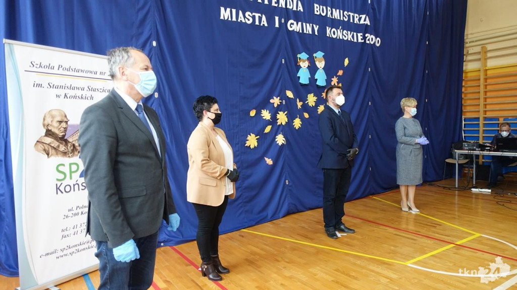 Szesnastu wspaniałych. Burmistrz przyznał stypendia [wideo, zdjęcia]