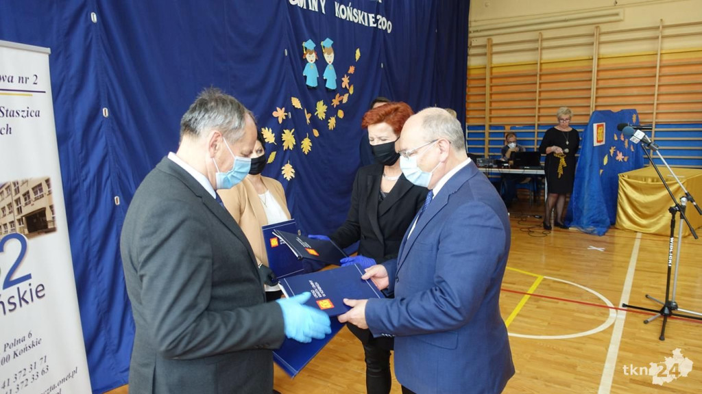 Szesnastu wspaniałych. Burmistrz przyznał stypendia [wideo, zdjęcia]
