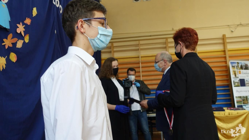 Szesnastu wspaniałych. Burmistrz przyznał stypendia [wideo, zdjęcia]