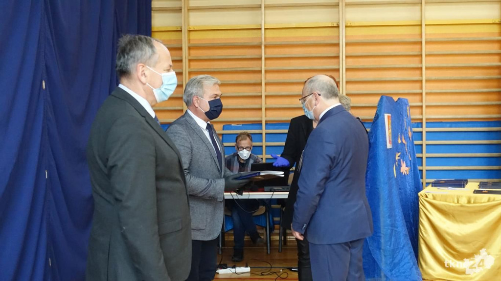 Szesnastu wspaniałych. Burmistrz przyznał stypendia [wideo, zdjęcia]