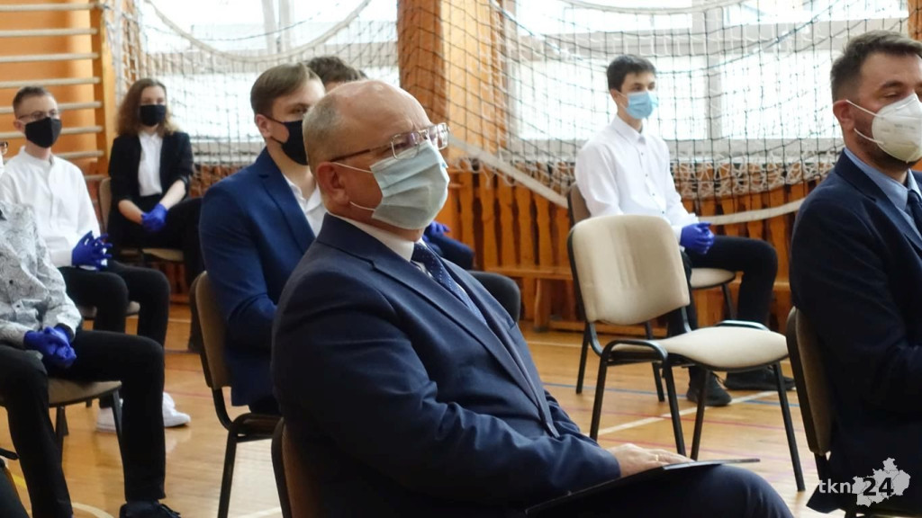 Szesnastu wspaniałych. Burmistrz przyznał stypendia [wideo, zdjęcia]