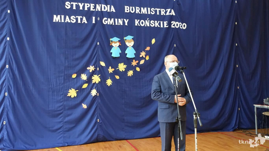 Szesnastu wspaniałych. Burmistrz przyznał stypendia [wideo, zdjęcia]