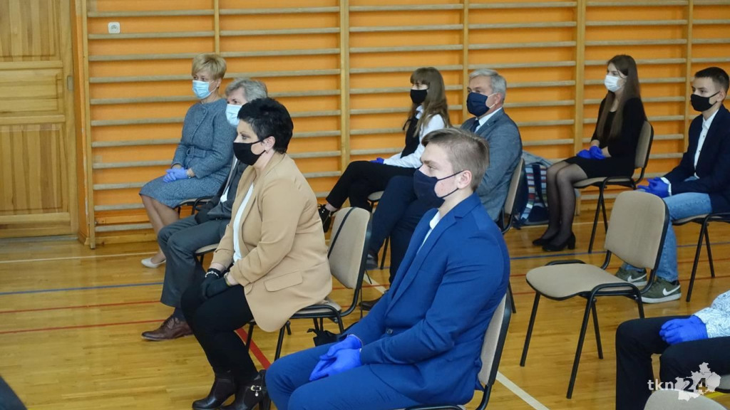 Szesnastu wspaniałych. Burmistrz przyznał stypendia [wideo, zdjęcia]