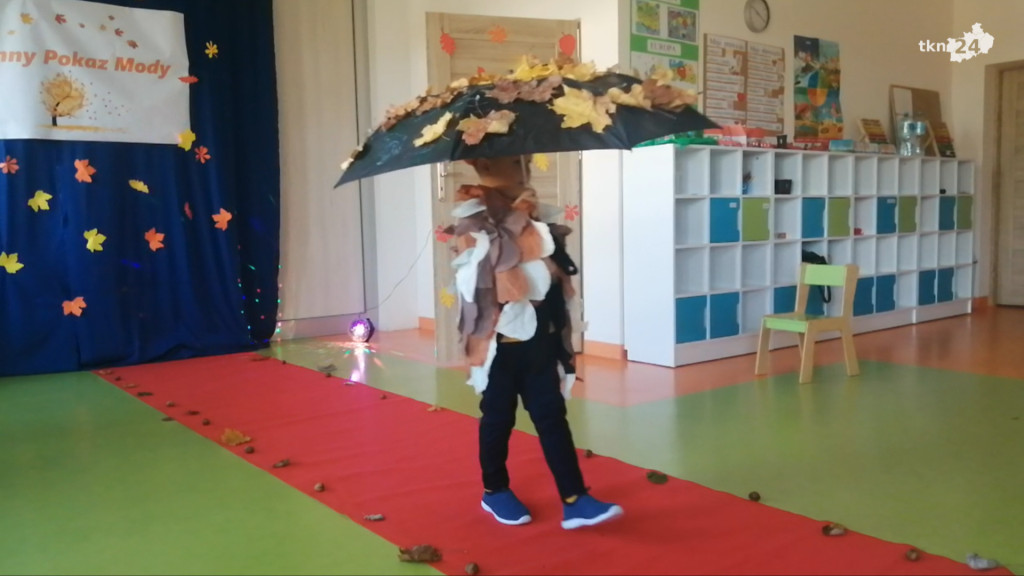 `Jesienny Pokaz Mody` w Przedszkolu w Pomykowie [wideo, zdjęcia]