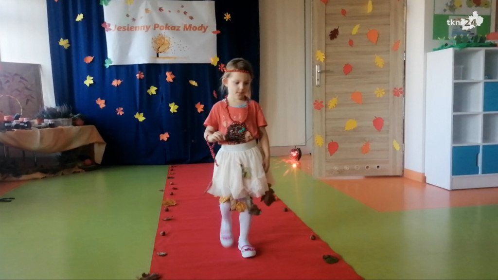 `Jesienny Pokaz Mody` w Przedszkolu w Pomykowie [wideo, zdjęcia]
