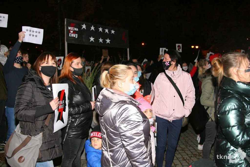 Mnóstwo ludzi na ulicach przeciw wyrokowi Trybunału [fotorelacja, zapis LIVE]