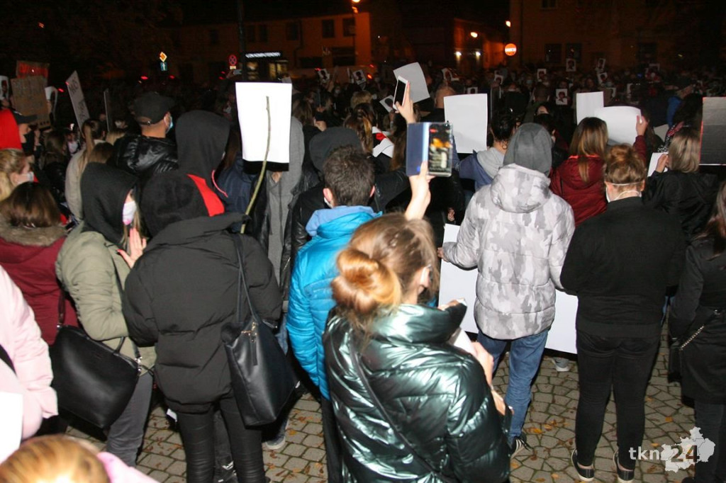 Mnóstwo ludzi na ulicach przeciw wyrokowi Trybunału [fotorelacja, zapis LIVE]