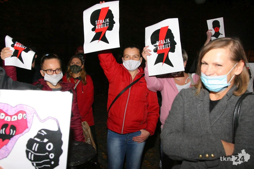 Mnóstwo ludzi na ulicach przeciw wyrokowi Trybunału [fotorelacja, zapis LIVE]