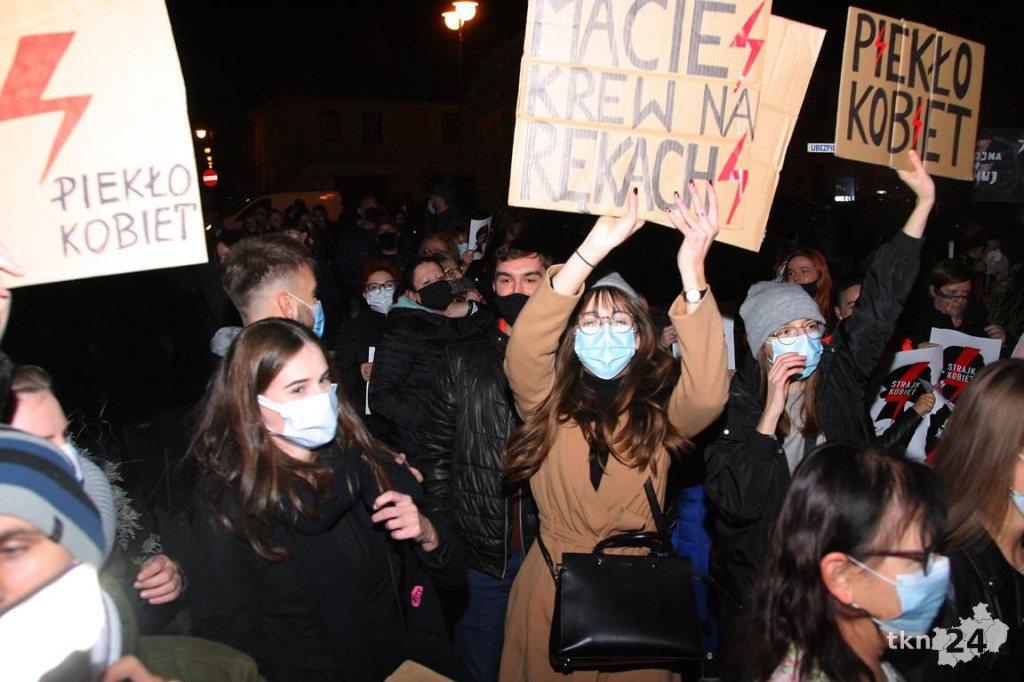 Mnóstwo ludzi na ulicach przeciw wyrokowi Trybunału [fotorelacja, zapis LIVE]