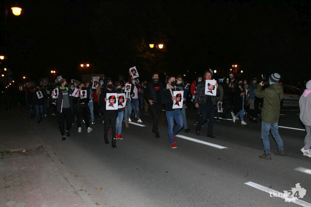 Mnóstwo ludzi na ulicach przeciw wyrokowi Trybunału [fotorelacja, zapis LIVE]