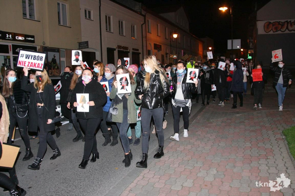 Mnóstwo ludzi na ulicach przeciw wyrokowi Trybunału [fotorelacja, zapis LIVE]