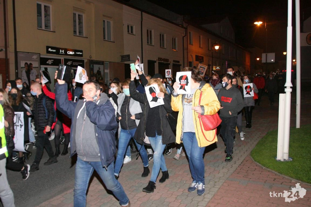 Mnóstwo ludzi na ulicach przeciw wyrokowi Trybunału [fotorelacja, zapis LIVE]