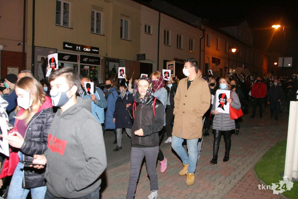 Mnóstwo ludzi na ulicach przeciw wyrokowi Trybunału [fotorelacja, zapis LIVE]