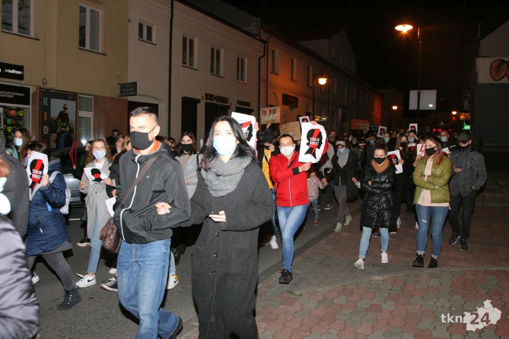 Mnóstwo ludzi na ulicach przeciw wyrokowi Trybunału [fotorelacja, zapis LIVE]