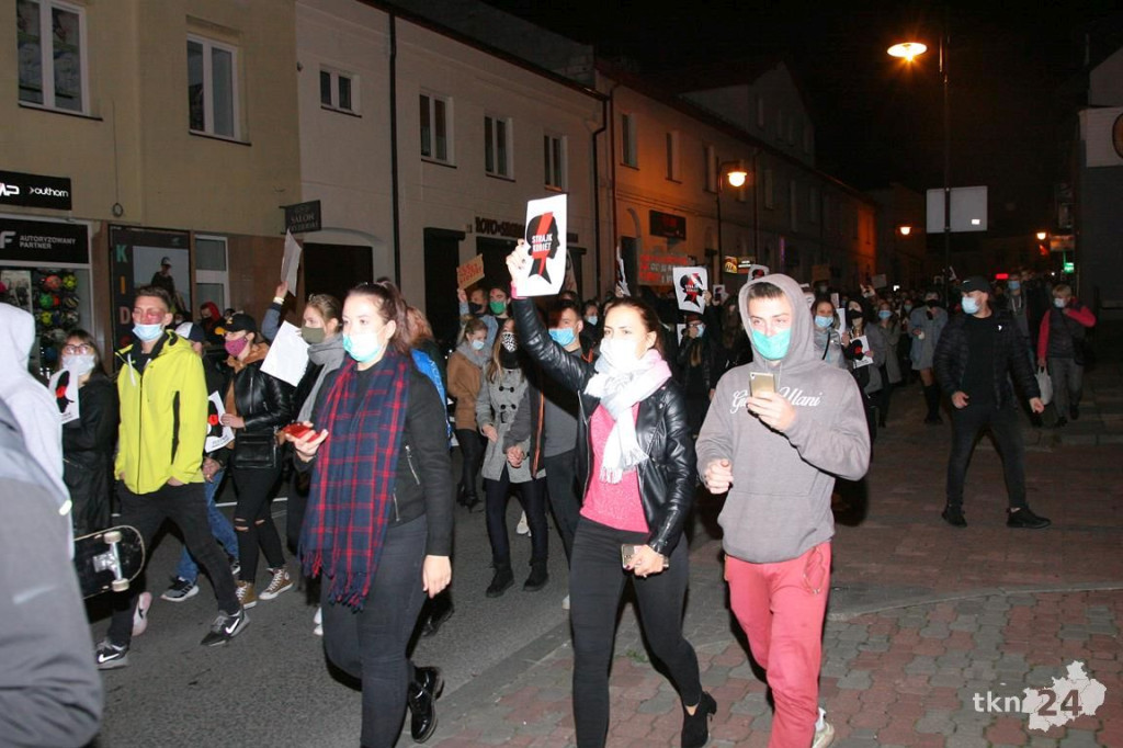 Mnóstwo ludzi na ulicach przeciw wyrokowi Trybunału [fotorelacja, zapis LIVE]