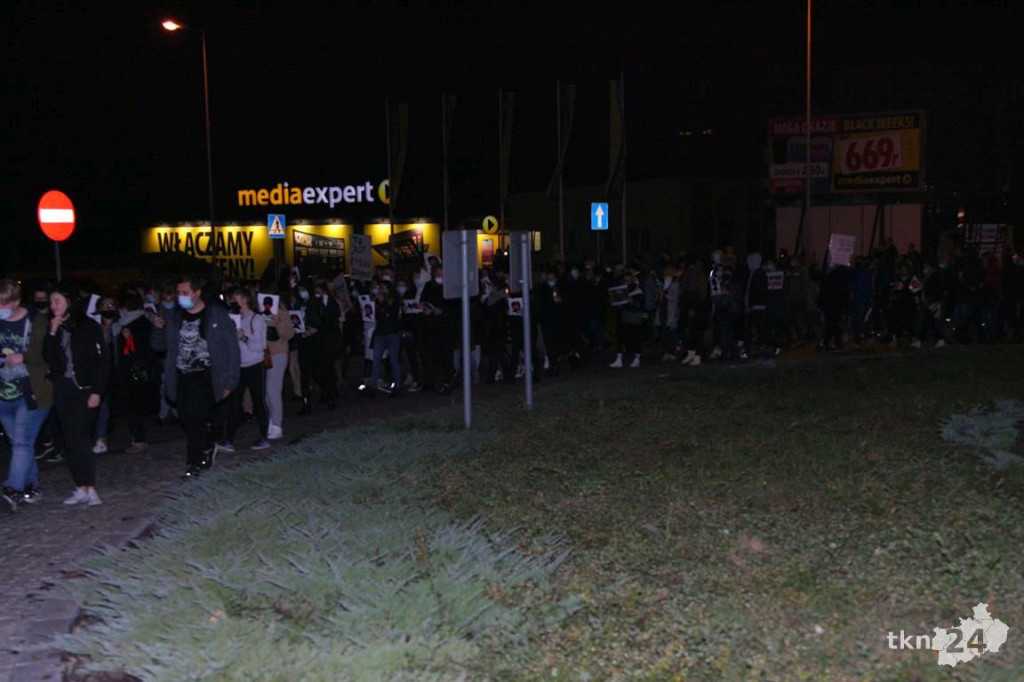 Mnóstwo ludzi na ulicach przeciw wyrokowi Trybunału [fotorelacja, zapis LIVE]
