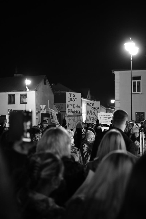 Mnóstwo ludzi na ulicach przeciw wyrokowi Trybunału [fotorelacja, zapis LIVE]