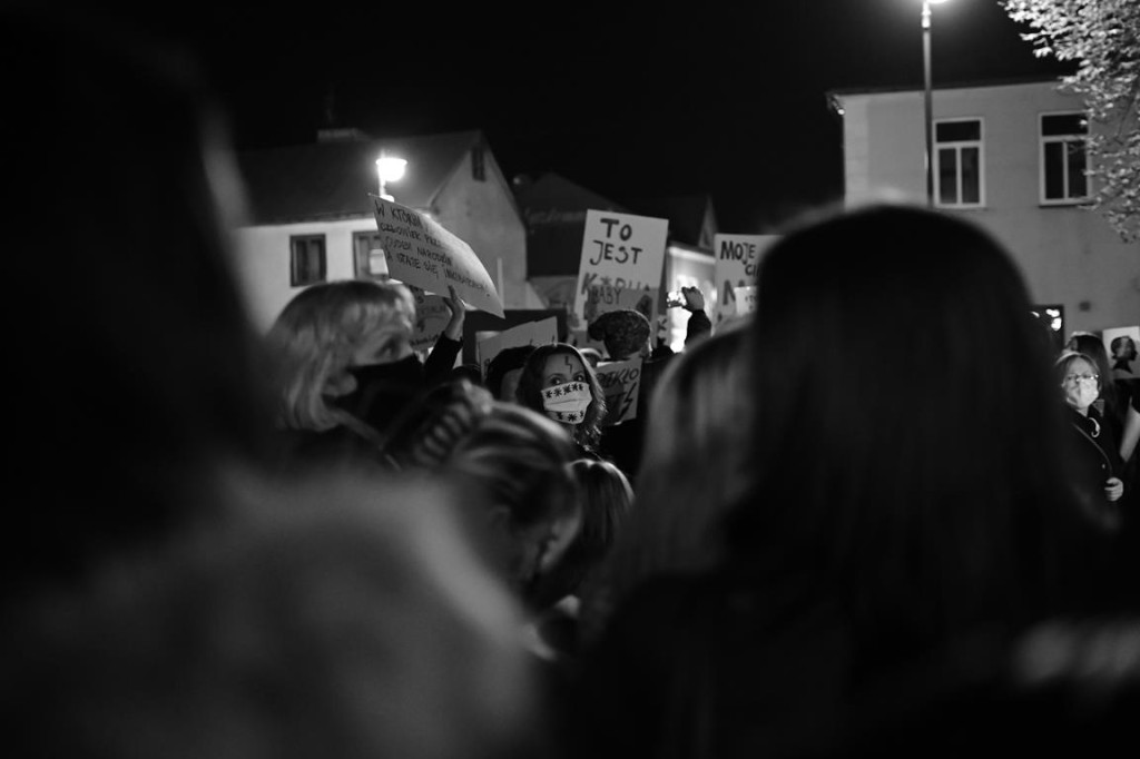 Mnóstwo ludzi na ulicach przeciw wyrokowi Trybunału [fotorelacja, zapis LIVE]