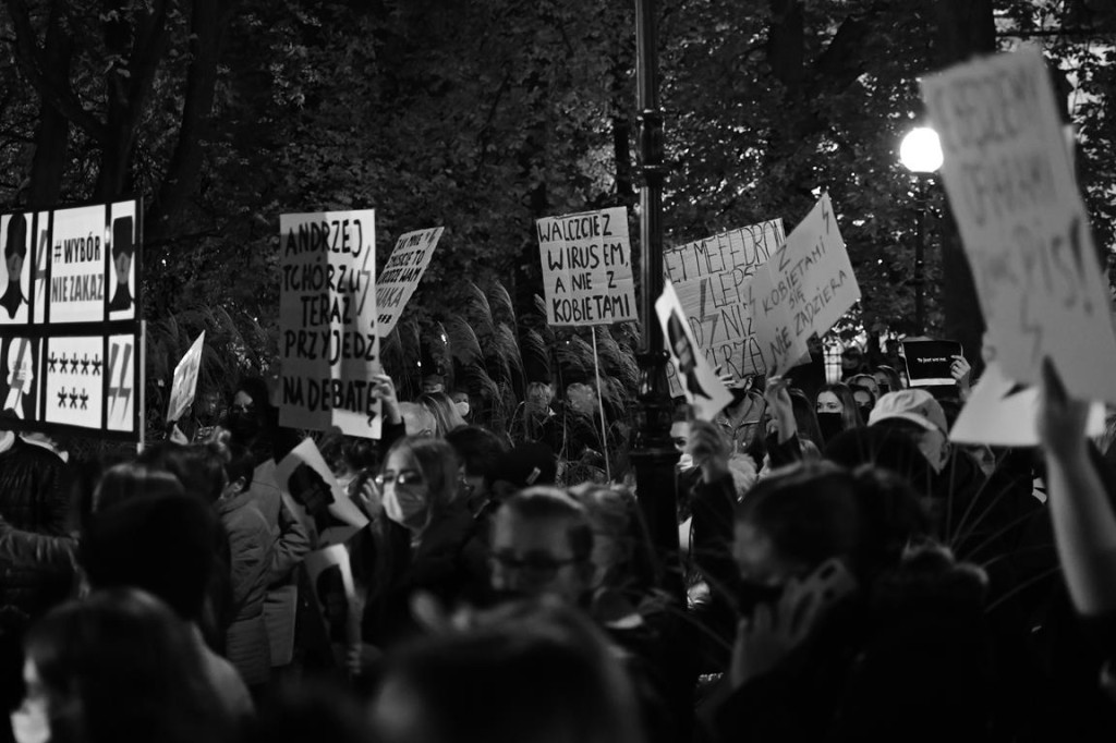 Mnóstwo ludzi na ulicach przeciw wyrokowi Trybunału [fotorelacja, zapis LIVE]