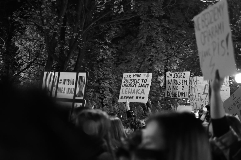 Mnóstwo ludzi na ulicach przeciw wyrokowi Trybunału [fotorelacja, zapis LIVE]