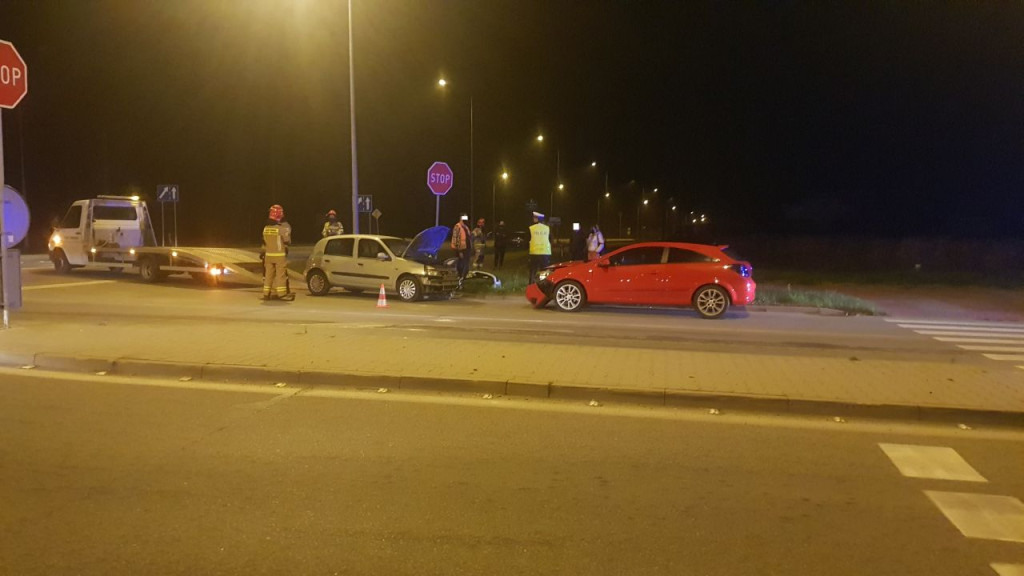 Wypadek na koneckiej obwodnicy. Jedna osoba zabrana do szpitala [zdjęcia]