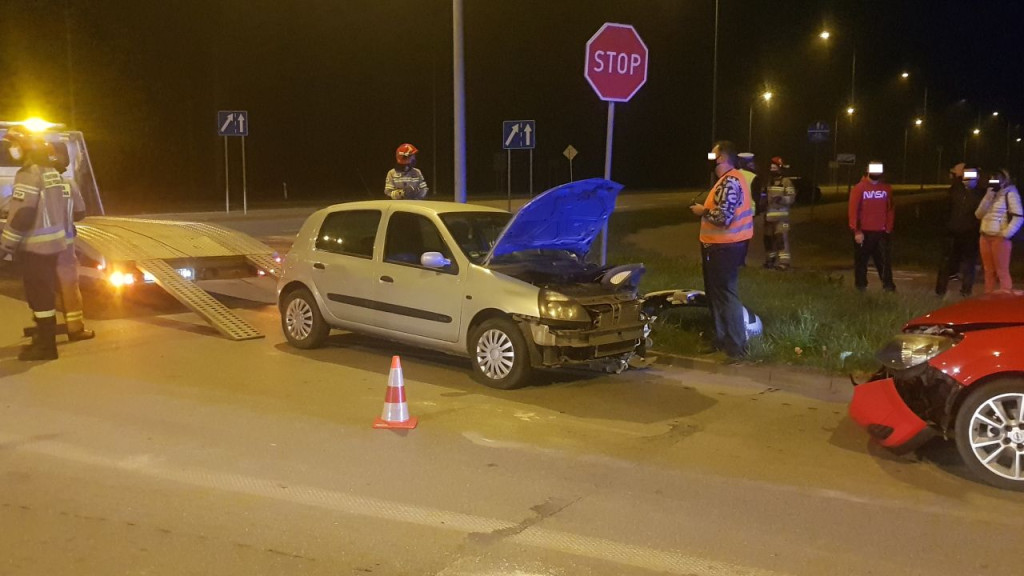 Wypadek na koneckiej obwodnicy. Jedna osoba zabrana do szpitala [zdjęcia]