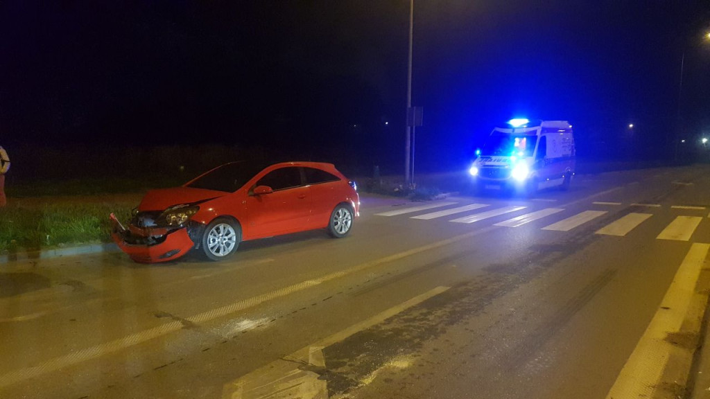 Wypadek na koneckiej obwodnicy. Jedna osoba zabrana do szpitala [zdjęcia]