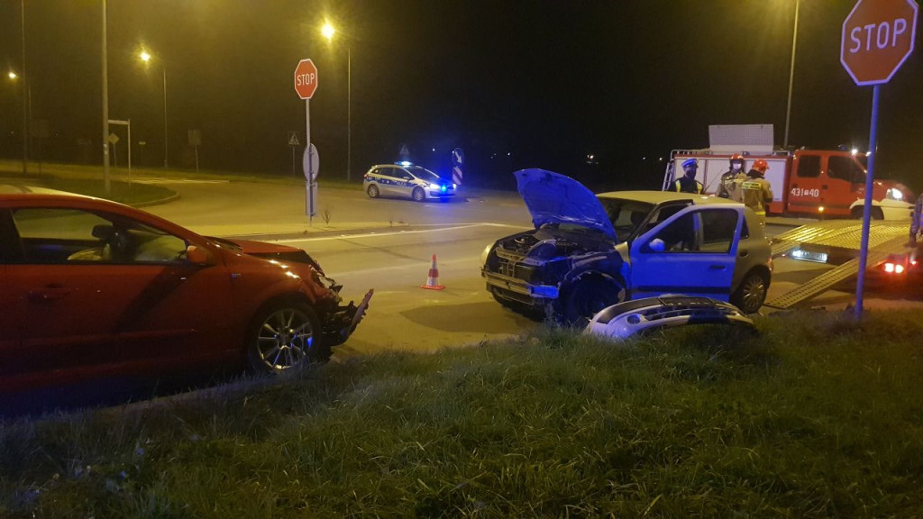 Wypadek na koneckiej obwodnicy. Jedna osoba zabrana do szpitala [zdjęcia]