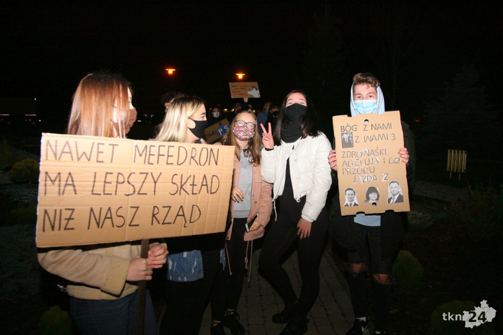 WIDEO: Kilkaset osób na ulicach Stąporkowa przeciw wyrokowi TK