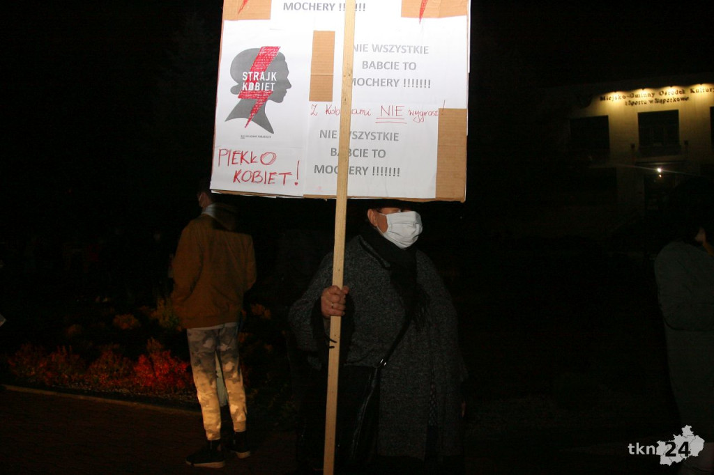 WIDEO: Kilkaset osób na ulicach Stąporkowa przeciw wyrokowi TK