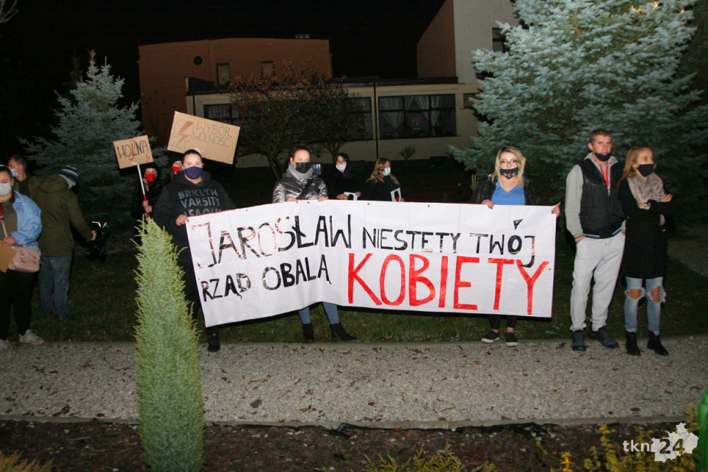 WIDEO: Kilkaset osób na ulicach Stąporkowa przeciw wyrokowi TK