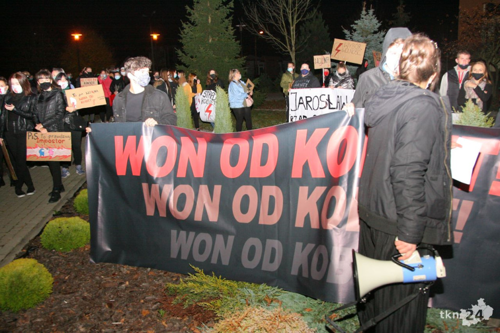 WIDEO: Kilkaset osób na ulicach Stąporkowa przeciw wyrokowi TK