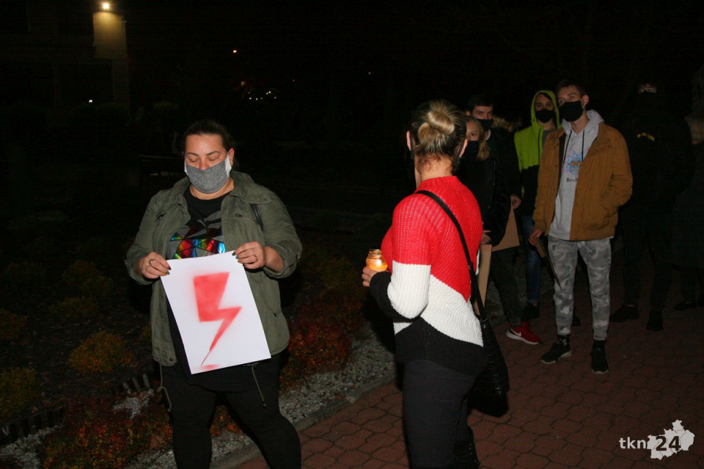 WIDEO: Kilkaset osób na ulicach Stąporkowa przeciw wyrokowi TK