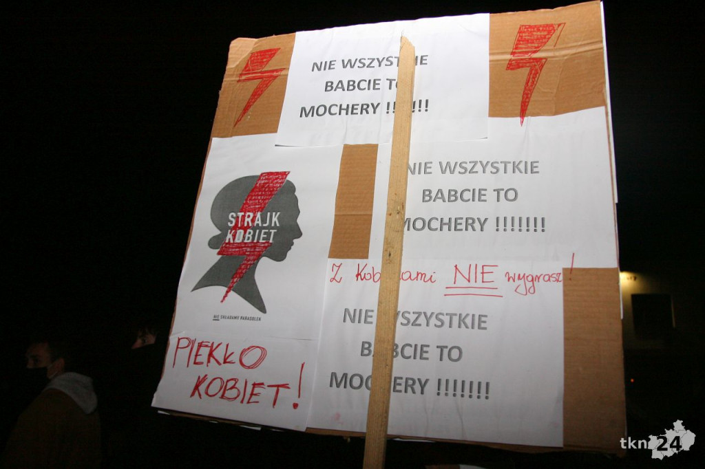 Stąporków: Spacerowali w obronie kobiet [fotorelacja, zapis live]