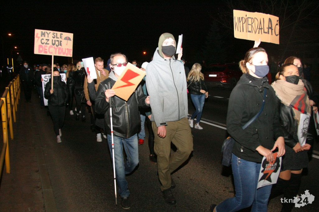WIDEO: Kilkaset osób na ulicach Stąporkowa przeciw wyrokowi TK