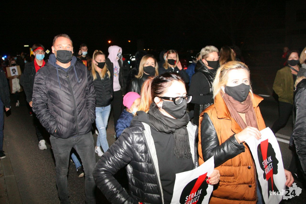 WIDEO: Kilkaset osób na ulicach Stąporkowa przeciw wyrokowi TK