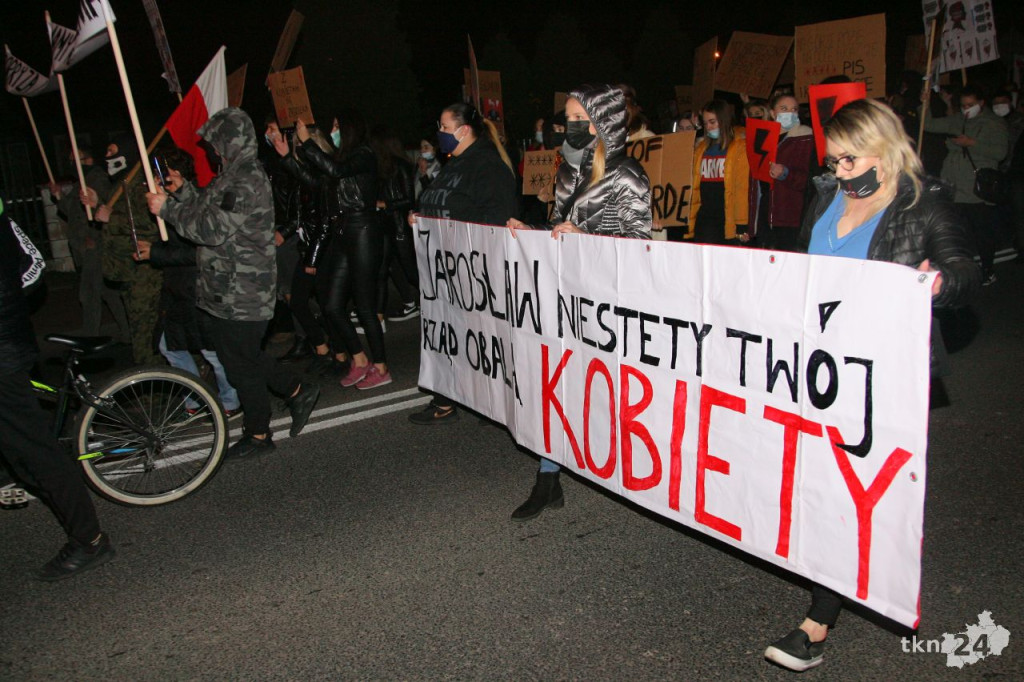 WIDEO: Kilkaset osób na ulicach Stąporkowa przeciw wyrokowi TK