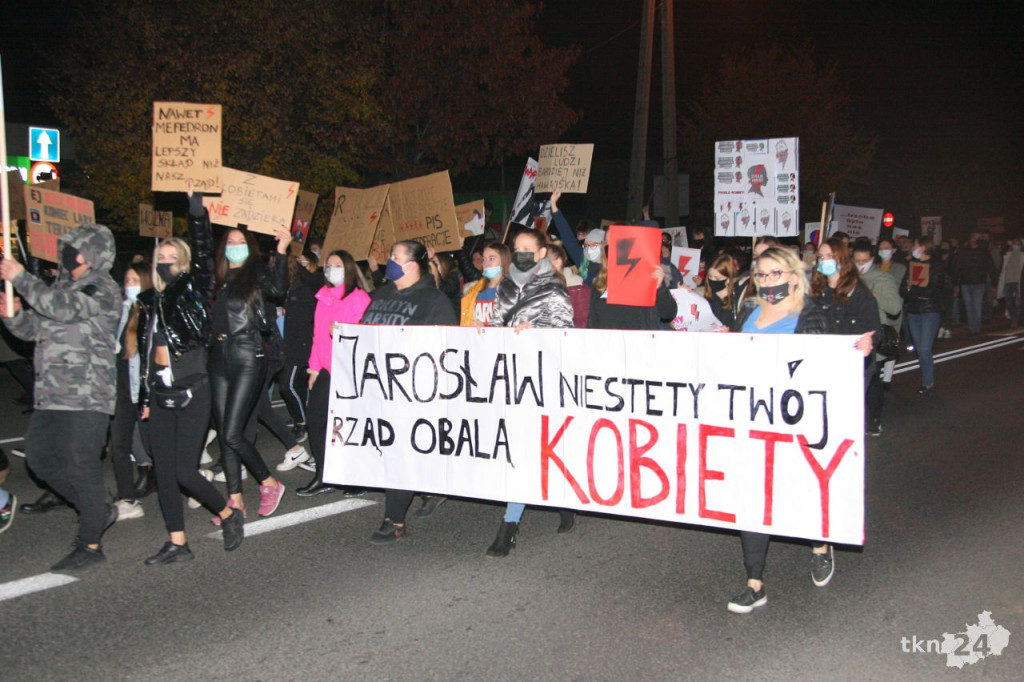 WIDEO: Kilkaset osób na ulicach Stąporkowa przeciw wyrokowi TK