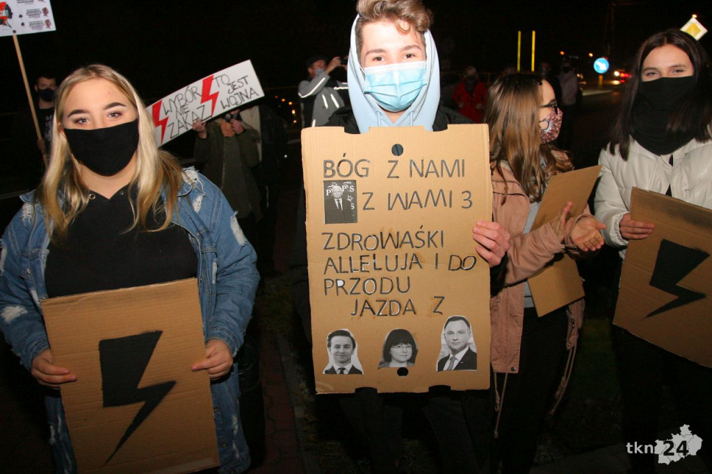 Stąporków: Spacerowali w obronie kobiet [fotorelacja, zapis live]